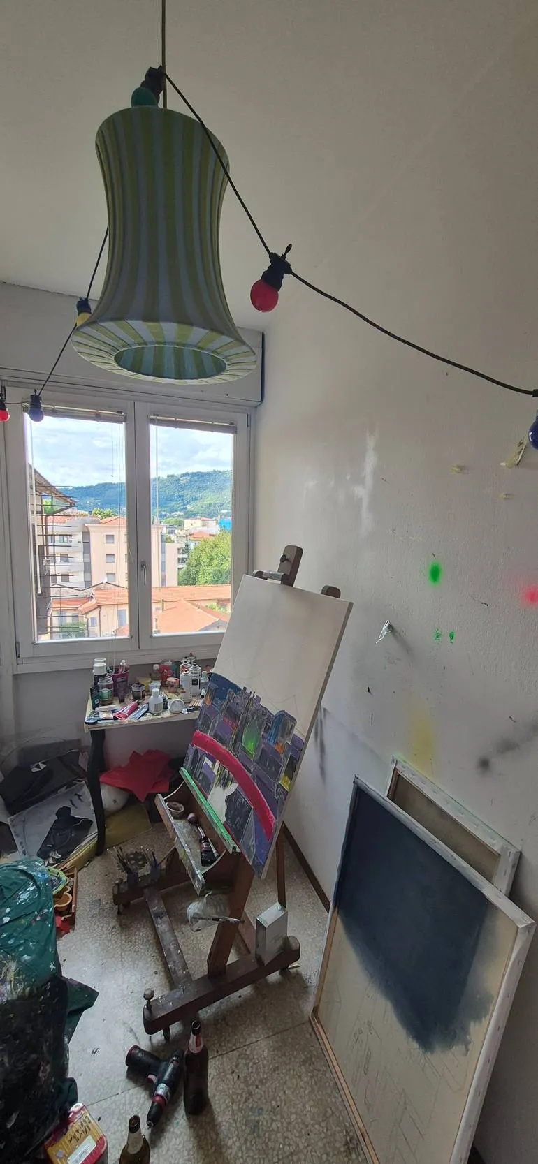 Das Atelier von Federico Carminati, mit Staffelei und Leinwänden in Arbeit